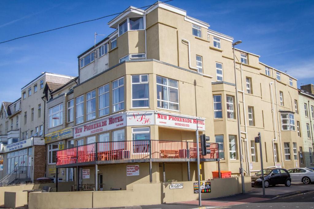 een groot gebouw op de hoek van een straat bij New Promenade Hotel in Blackpool