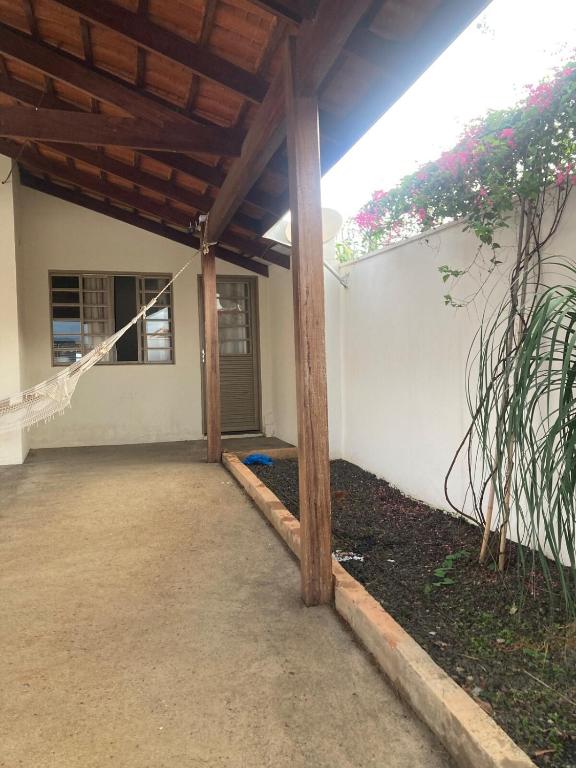 a porch of a house with a wooden roof at Casinha da Canastra in Delfinópolis