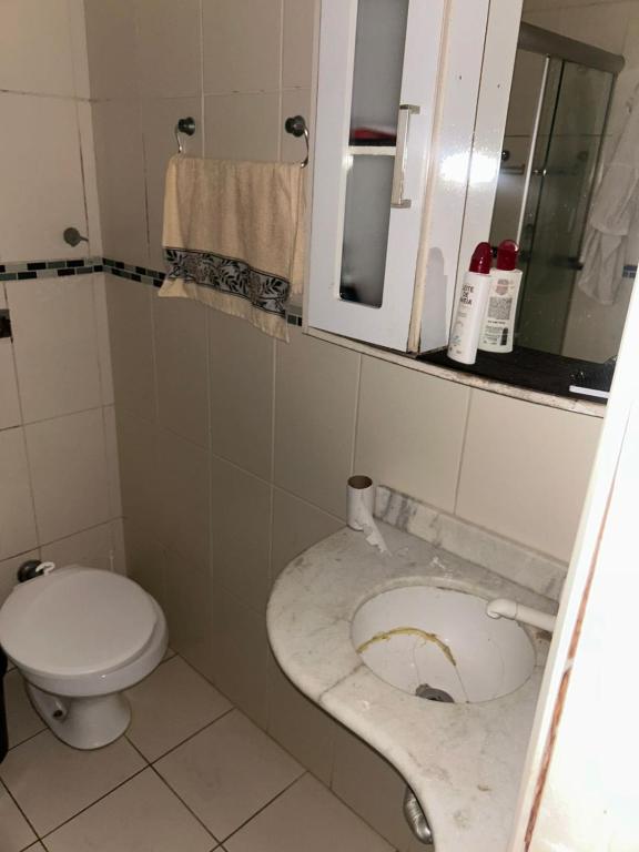 a dirty bathroom with a toilet and a sink at Casa temporada SG in São Gabriel