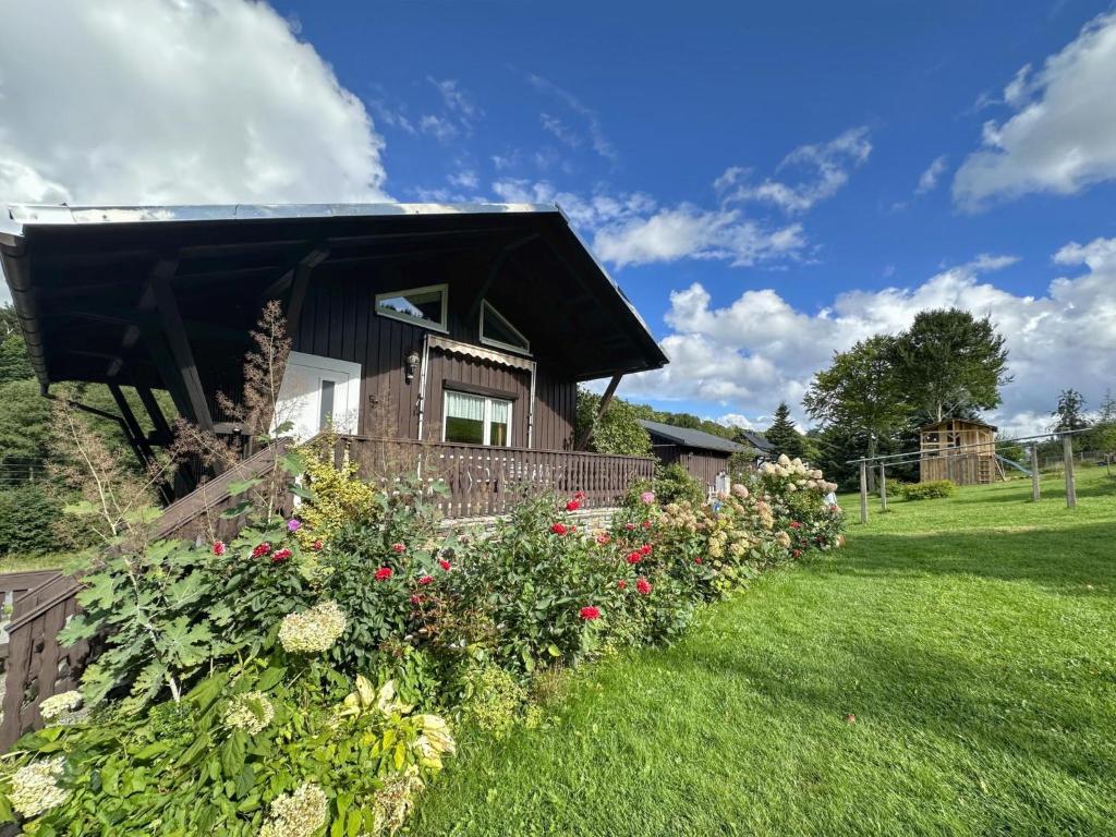 a house with a garden with flowers in the yard at Neubert in Breitenbrunn