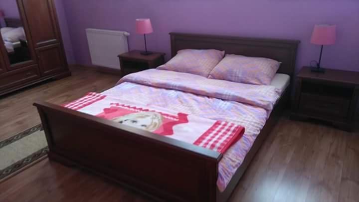 ギエトシュバウトにあるGospodarstwo Agroturystyczne Leśna Polankaのベッドルーム1室(ベッド1台、本付)
