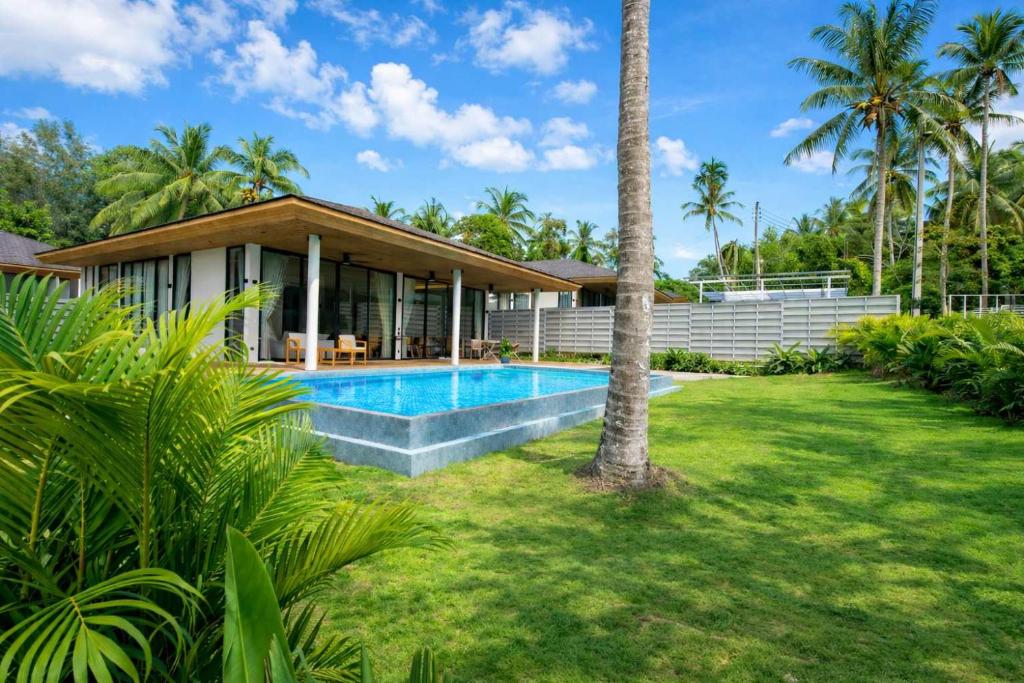 a house with a swimming pool in a yard at AVA Aurora Villa in Wok Tum