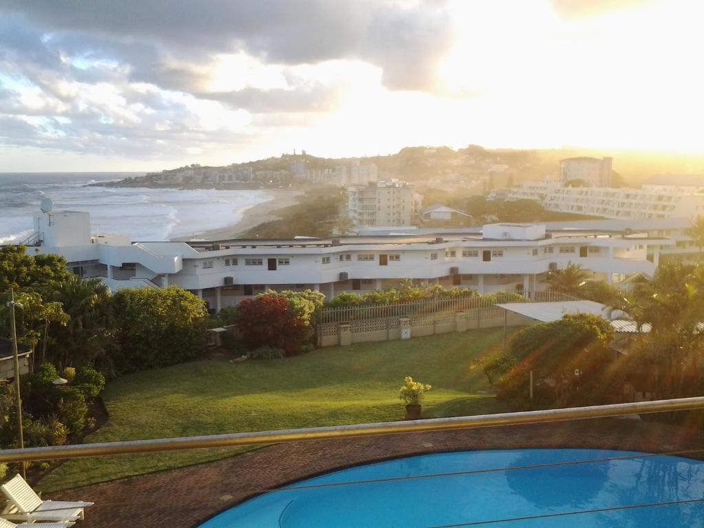 uma vista a partir da varanda de uma casa com piscina em Sea View Holiday Flat - 16 La Luce Margate em Margate