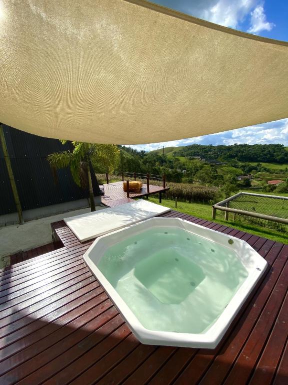 a hot tub sitting on top of a wooden deck at Chalesunset in Santa Isabel