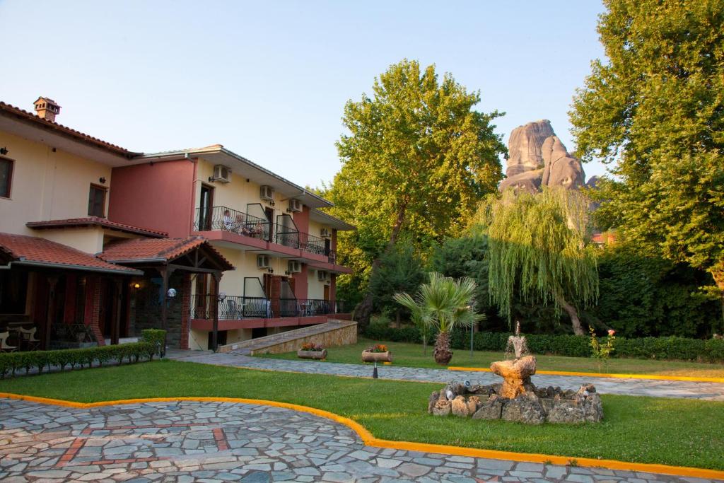 un complejo con una fuente en medio de un patio en Spanias Hotel en Kalabaka