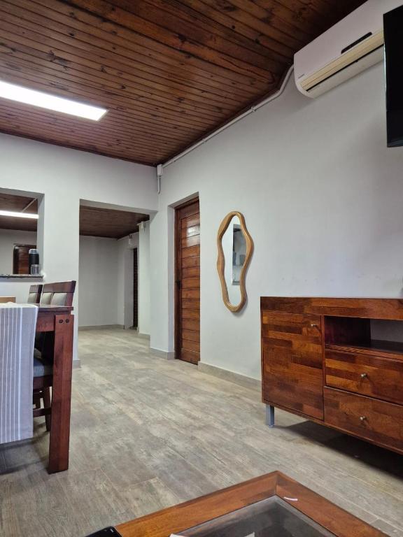 a living room with a desk and a mirror at Casa Maipu in Corrientes
