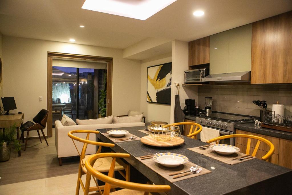 a kitchen and living room with a table and chairs at Premium Apartment - Terraza Premium, Pool & Gym in Querétaro