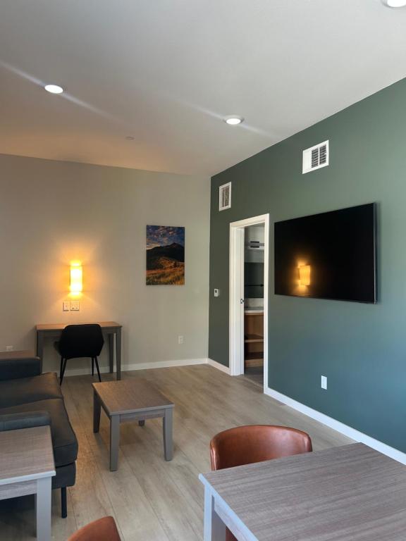 The Palisades Lodge of Big Pine - Two-Bedroom Apartment