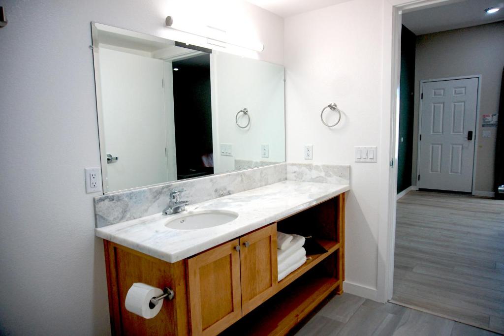 The Palisades Lodge of Big Pine - Two-Bedroom Deluxe Apartment