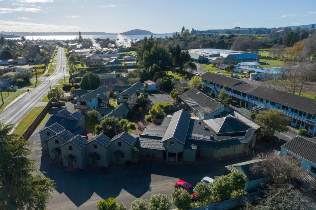 Smoke Lake Hot Springs Lodge & Camp