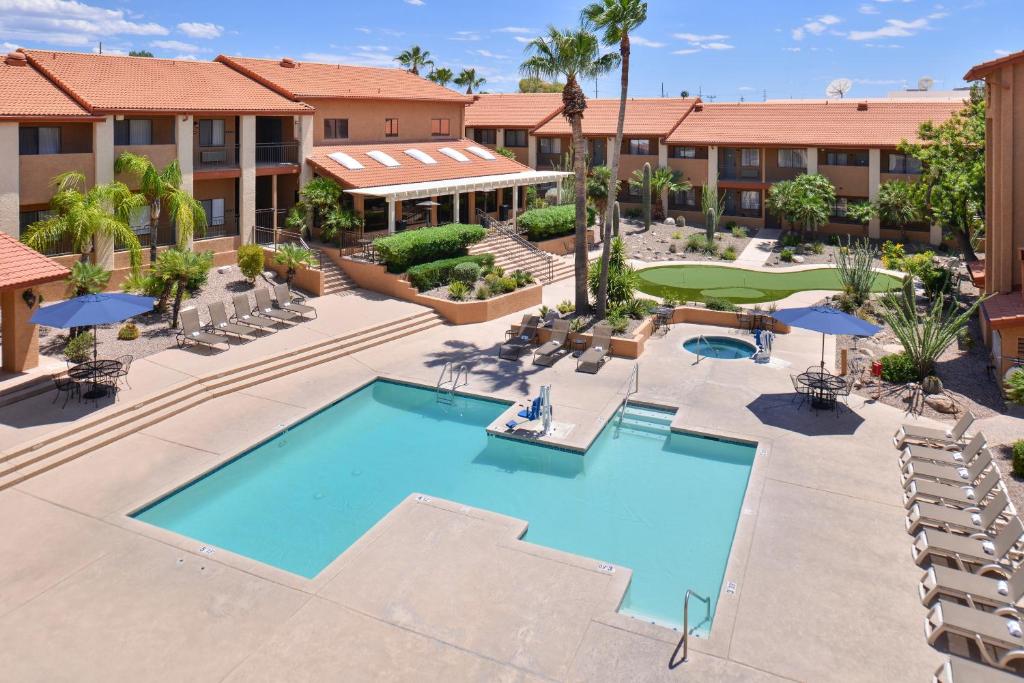 an overhead view of the courtyard of a hotel with a swimming pool at 3 Palms Tucson North Foothills in Tucson