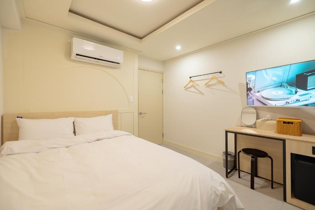 a bedroom with a bed and a fish tank on the wall at 미니호텔 먹 in Seoul