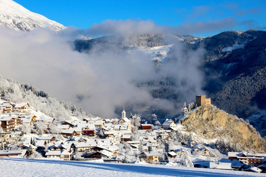 ラディスにあるApart Burgpanoramaの雪山の小さな町