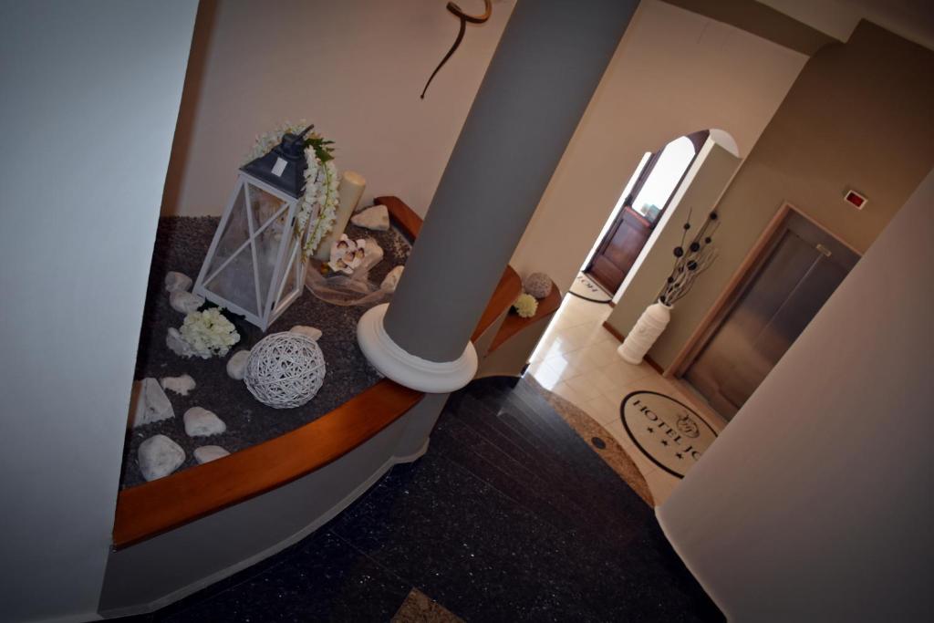 カステル・ヴォルトゥルノにあるホテル ジョイのバスルーム(シャワー付)のオーバーヘッドビューと階段