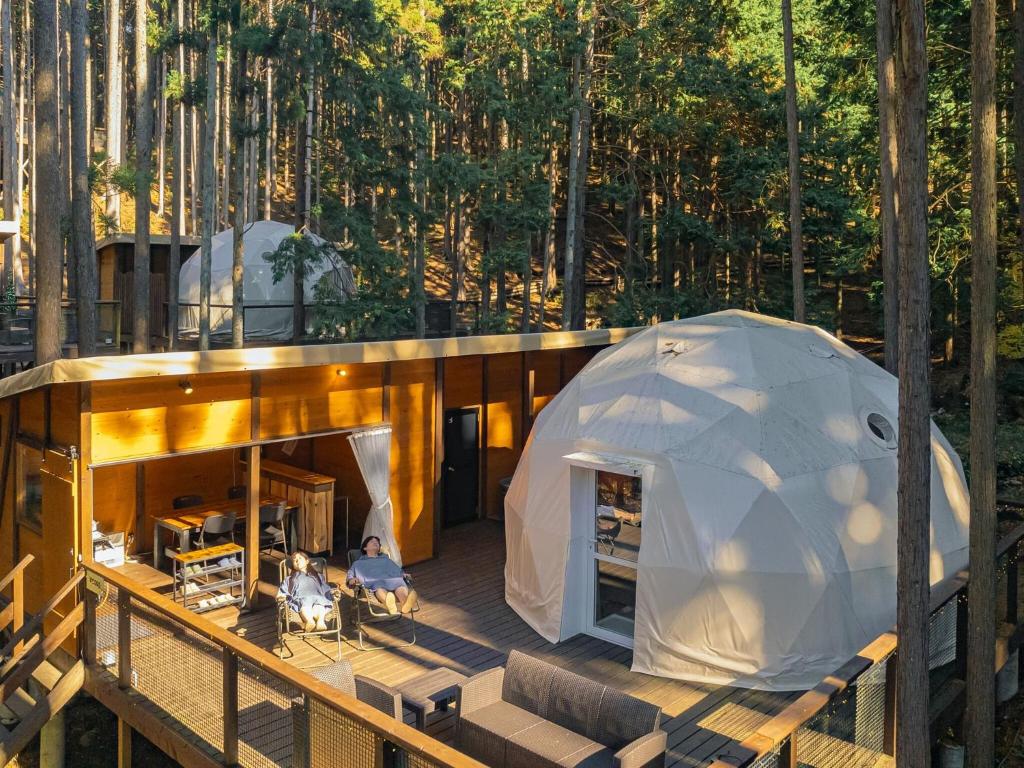 an overhead view of a tent on a deck at エメラルドの森 in Izunokuni