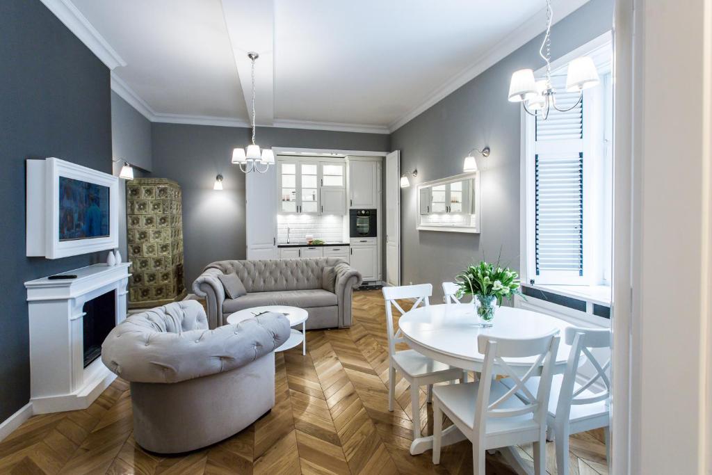 sala de estar con mesa y sofá en Poznańska Metro Centrum Apartment, en Varsovia