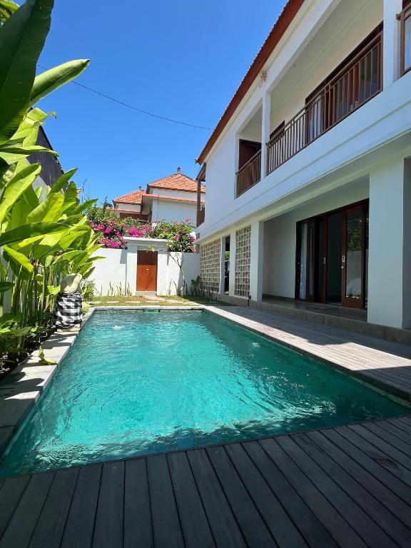 a swimming pool on a wooden deck next to a house at Ngijeng Villa in Saba