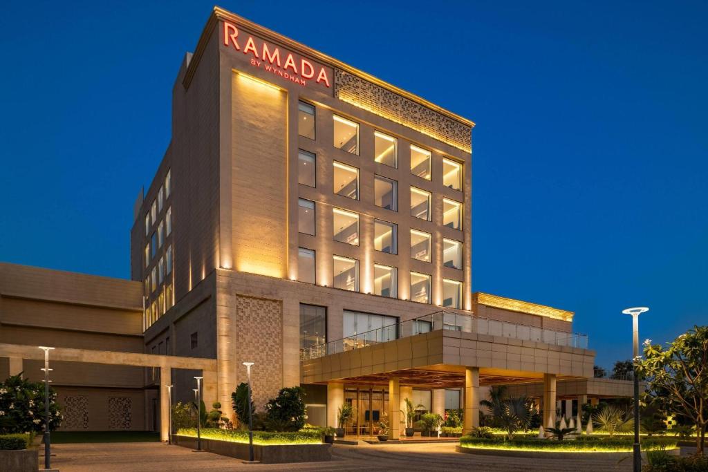 a rendering of the ramada hotel at night at Ramada by Wyndham Sonipat Murthal in Sonīpat