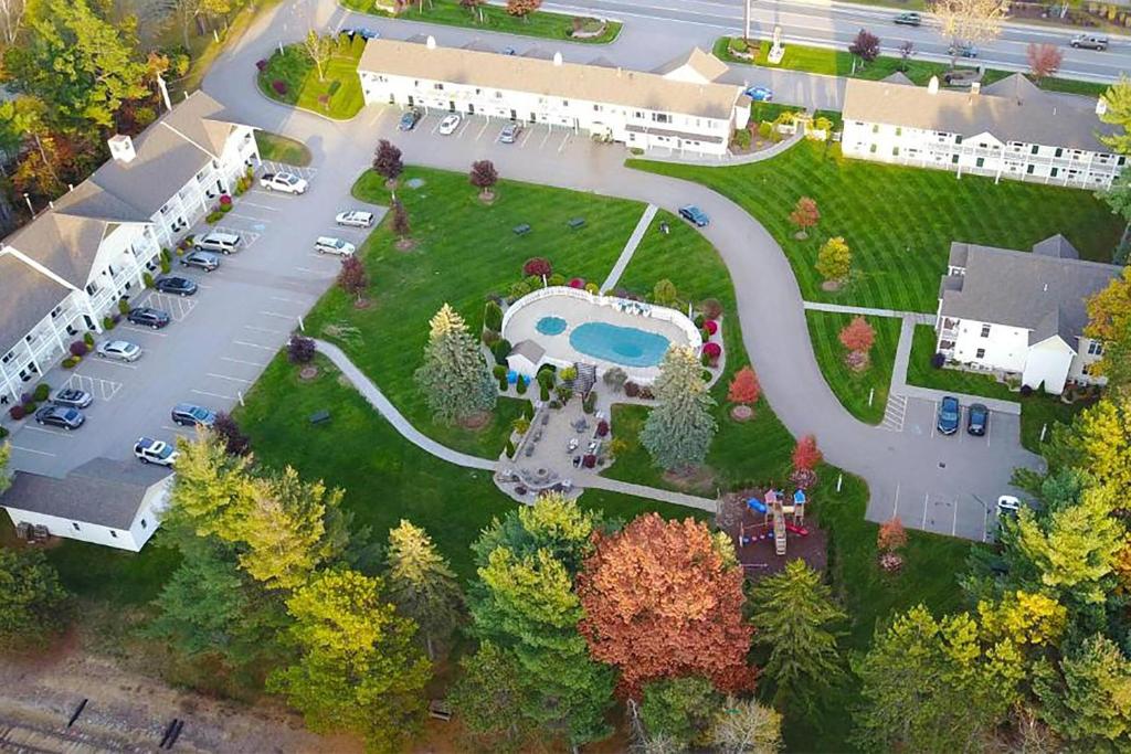 an overhead view of a parking lot with a pool at Golden Gables Inn Dazzler Select by Wyndham in North Conway