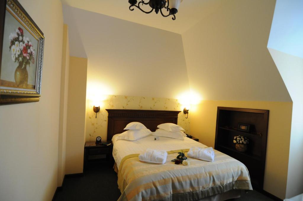 Postel nebo postele na pokoji v ubytování Hotel Foisorul cu Flori