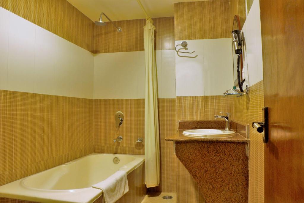 un bagno con vasca e lavandino di Hotel City Inn - Mountain View a Pokhara
