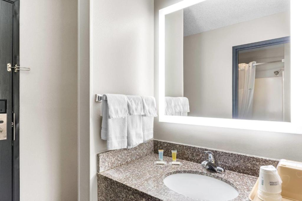 Super 8 by Wyndham Evansville East - Habitación Con 2 Camas Grandes - No Fumadores