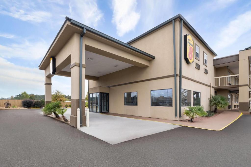 a rendering of a hotel exterior at Super 8 by Wyndham Macon West in Macon