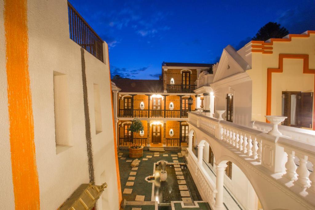 Bazén v ubytování Baber Mahal Vilas - The Heritage Hotel nebo v jeho okolí