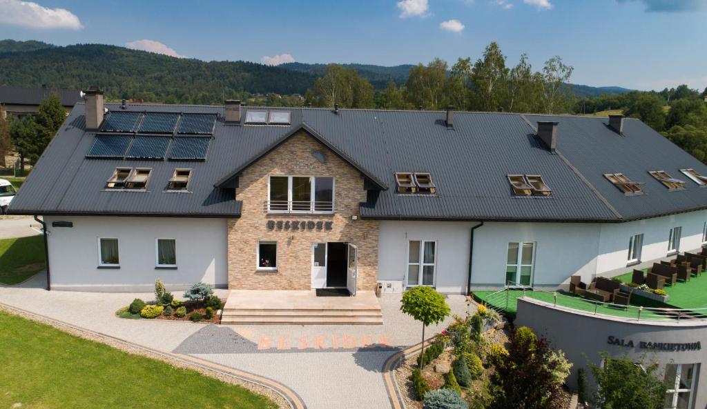 Luftaufnahme eines Hauses mit Solarpaneelen auf dem Dach in der Unterkunft Beskidek in Gilowice