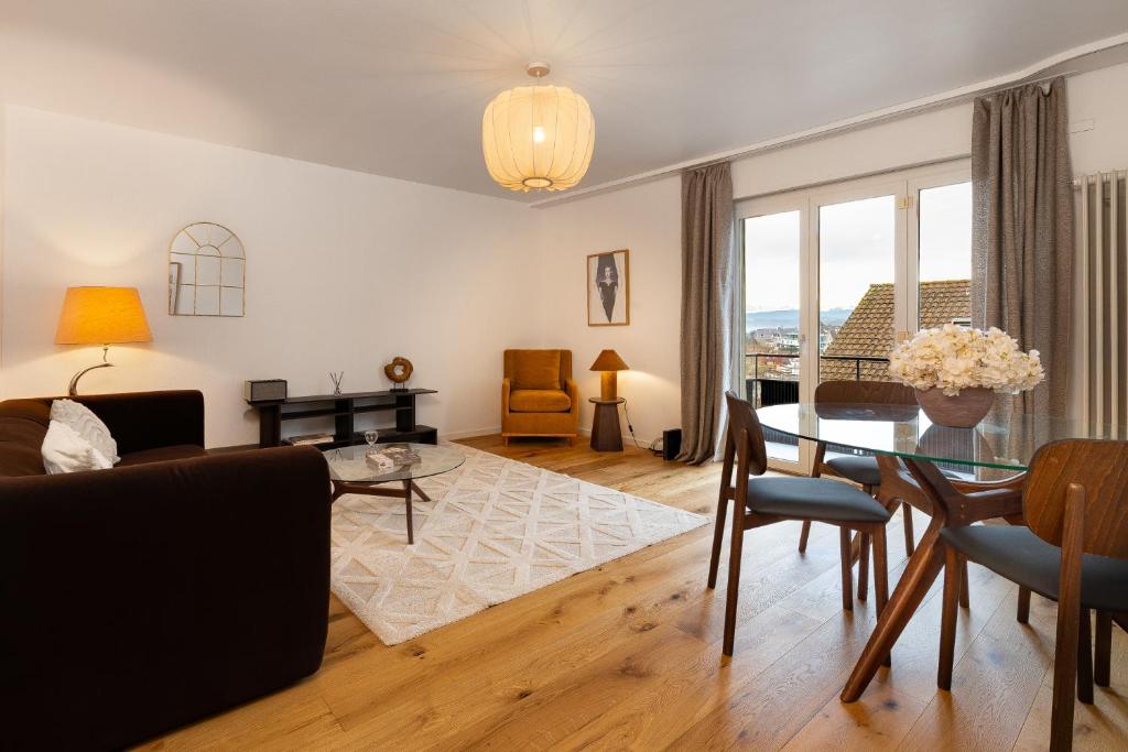a living room with a table and a couch at Cocoa Suite · Kilchberg in Kilchberg