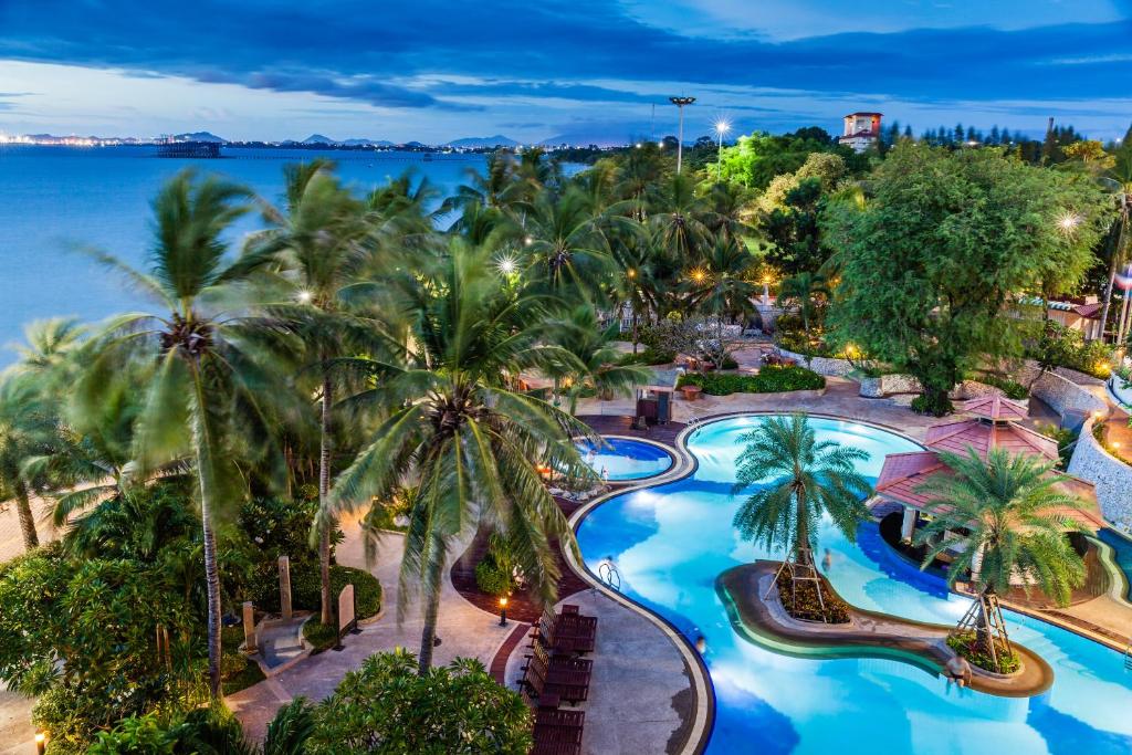 una vista aérea de un complejo con piscina en Cholchan Pattaya Beach Resort - SHA Extra Plus, en Naklua