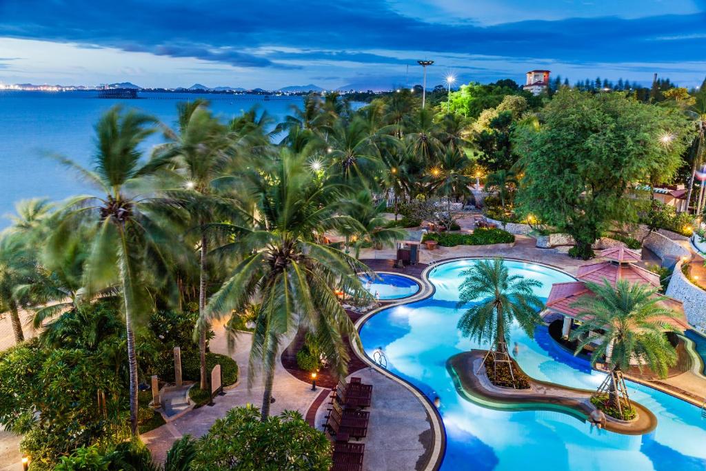 een luchtzicht op een resort met een zwembad bij Cholchan Pattaya Beach Resort - SHA Extra Plus in Naklua