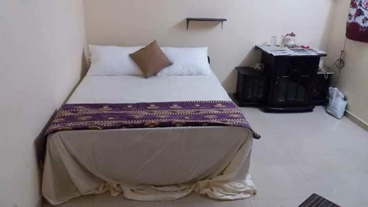 a bedroom with a bed in a room at Manimalar guest in Colombo