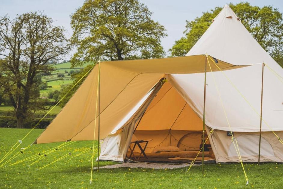 Luxe tent met goed bed, prive sanitair en laadpaal