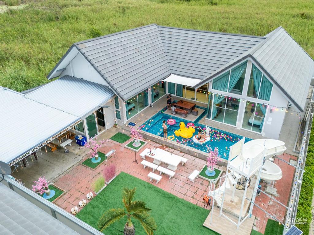 an overhead view of a house with a swimming pool at สายป่าน พลูวิลล่า in Cha Am