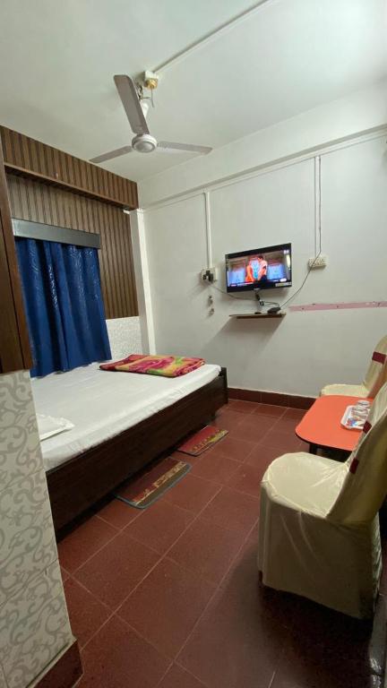 a bedroom with a bed and a tv on the wall at Hotel Raj Palace in Jāmb