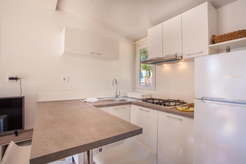 Kuchyň nebo kuchyňský kout v ubytování Mobile Homes Rapoća