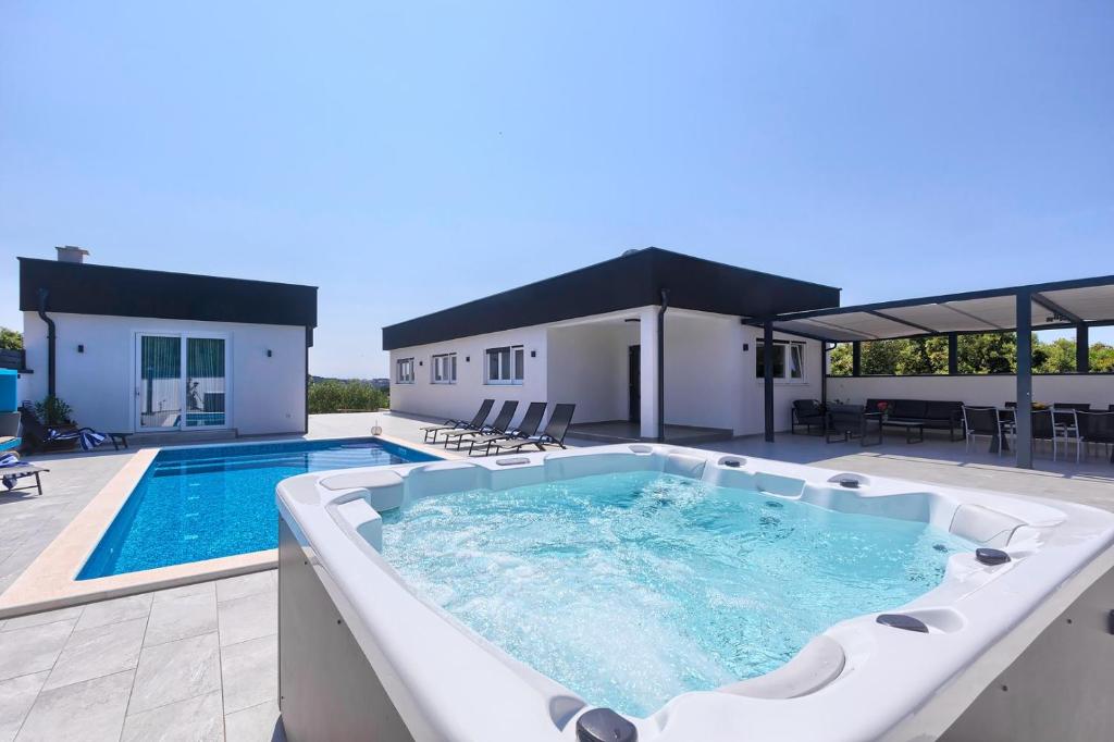 Villa Va.Lunga with pool and wirpool