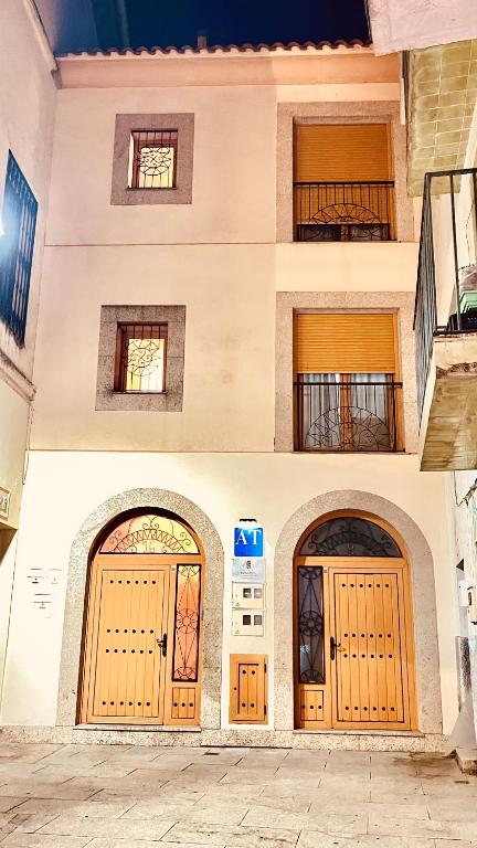 two photos of two doors on a building at APARTAMENTOS TURíSTICOS MONTASOL 2 in Montánchez