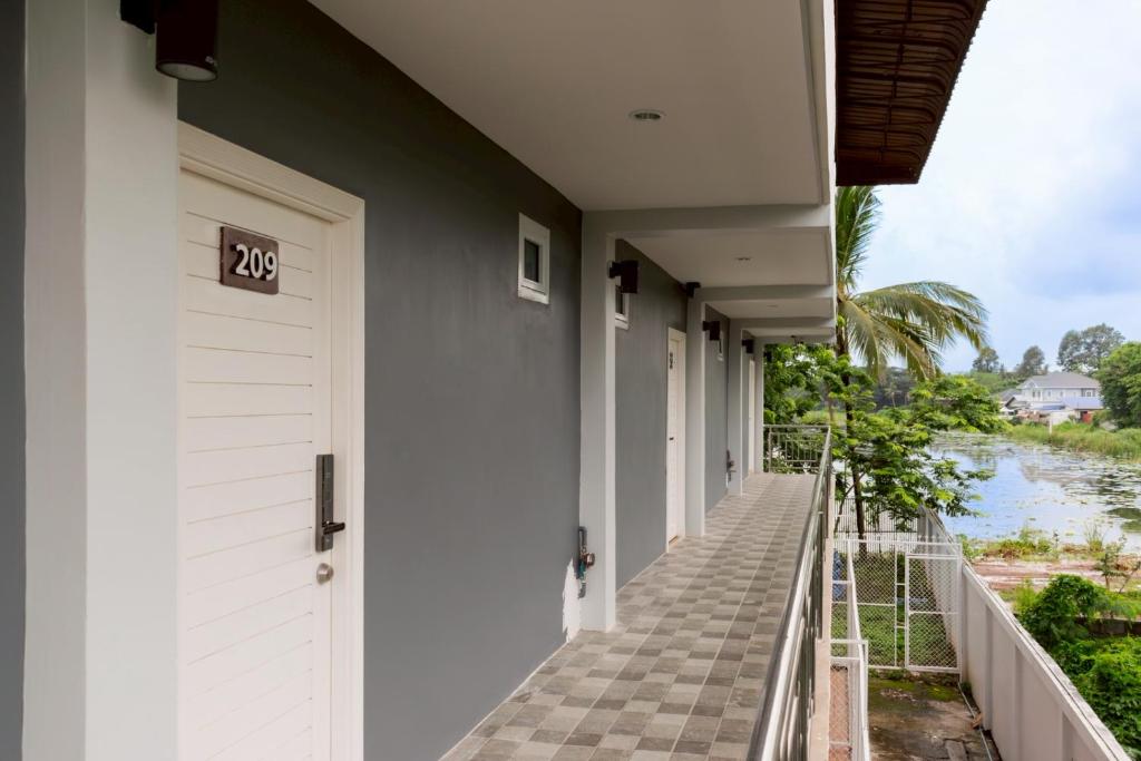 a hallway of a house with a view of a river at อิงน้ำ เลควิว in Ban Hua Phrong
