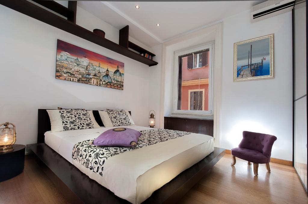 ローマにあるRome Candia Holiday Houseのベッドルーム(大型ベッド1台、紫色の椅子付)