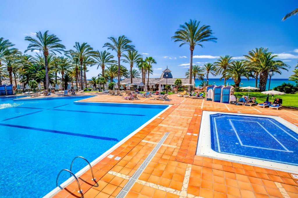 Bazén v ubytování SBH Costa Calma Beach Resort Hotel nebo v jeho okolí