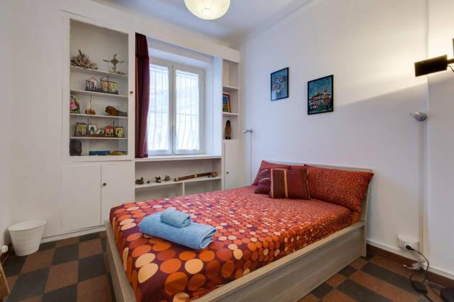 ローマにあるLa Casa dello Scrittoreの窓付きの部屋にベッド付きのベッドルーム1室があります。