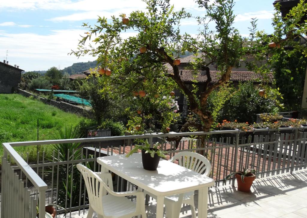 Bazén v ubytování Il Melograno b&b Apartament nebo v jeho okolí