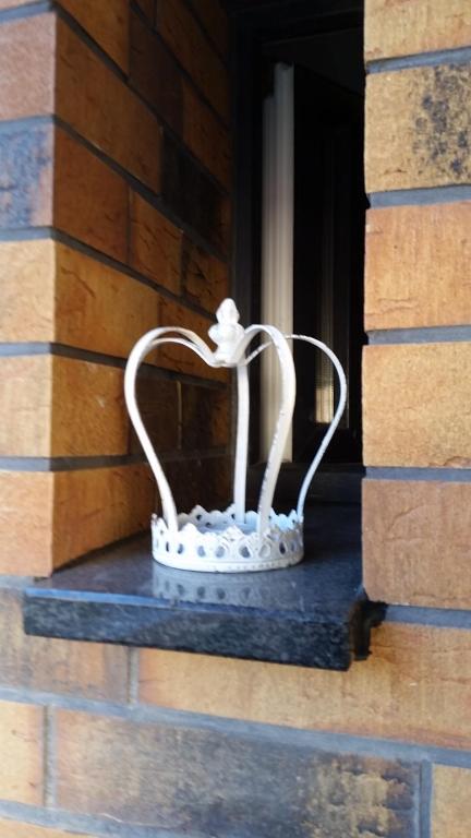 a white sculpture of two swans in a window at Pension Altes Forstamt in Eberswalde-Finow