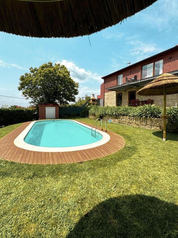 a swimming pool in the yard of a house at Casa das Castanhas - Cinfães, Viseu in Cinfães