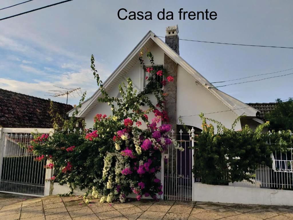 a house with a bunch of flowers on it at Norte Hospedagem in Lages