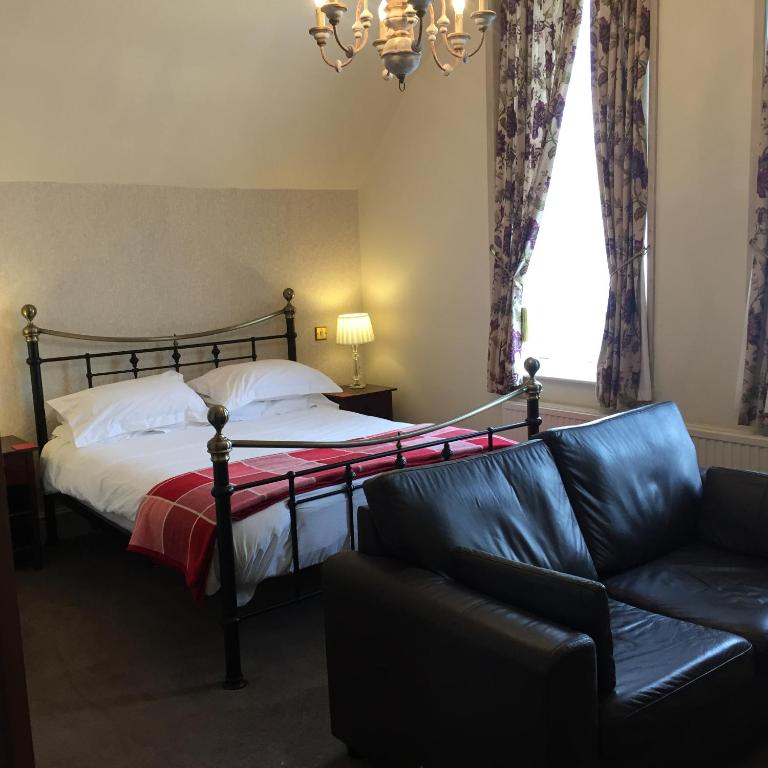 Een bed of bedden in een kamer bij The Beaumont Accommodation