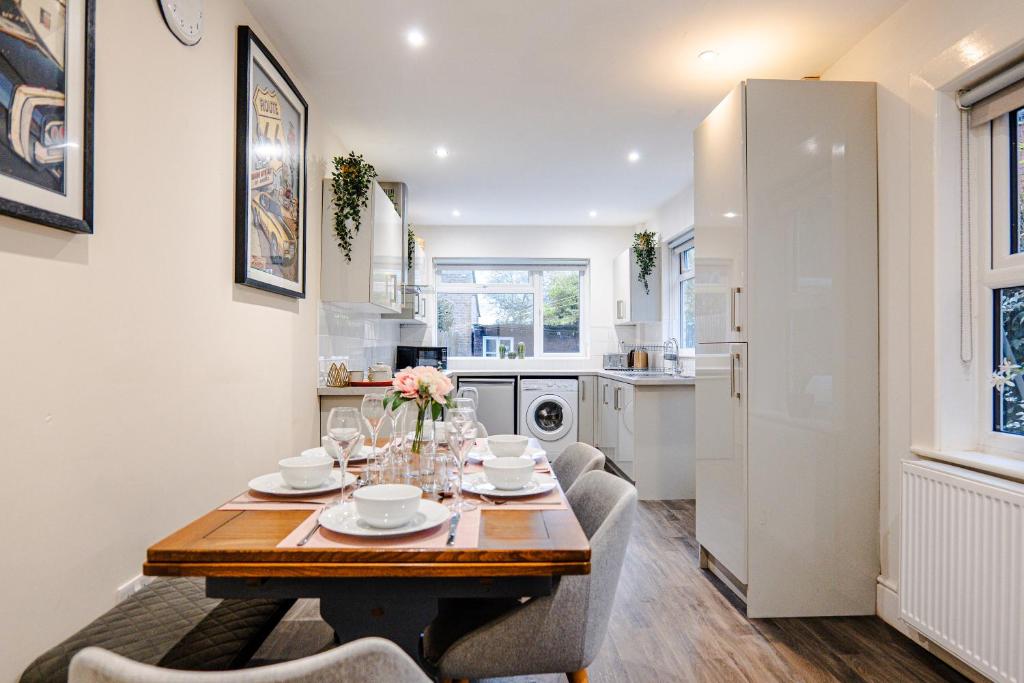 a kitchen and dining room with a table and chairs at Gloucester 5 Bedroom Cosy Home-Work or Leisure in Gloucestershire