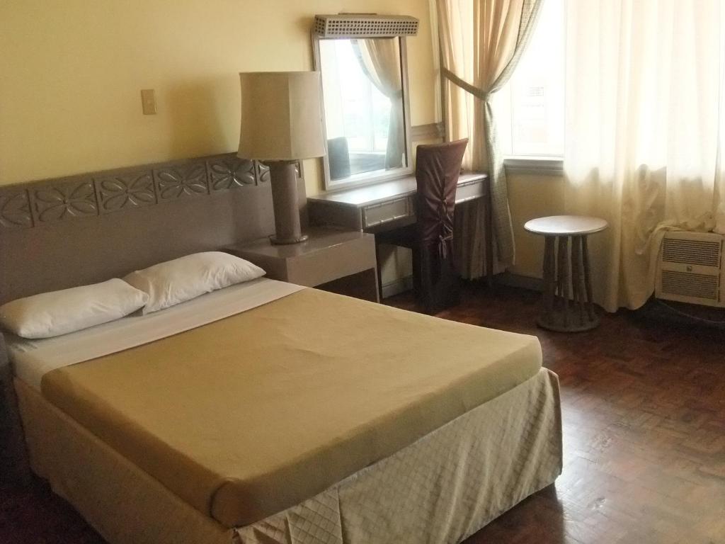Postel nebo postele na pokoji v ubytování Manila Manor Hotel